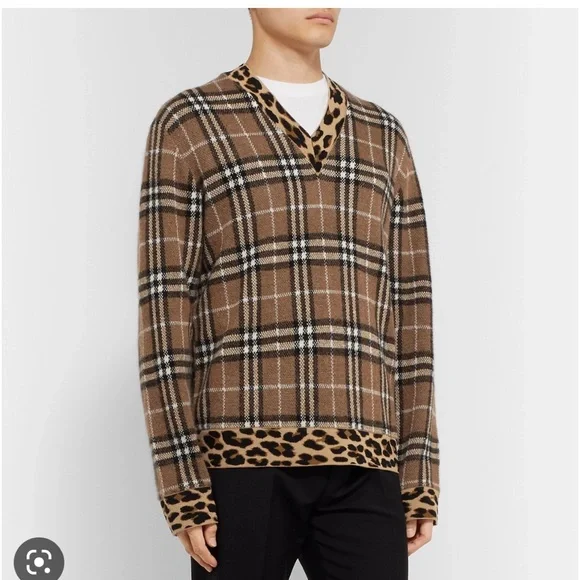 ❤️TRADED❤️ Burberry check V neck leopard trim sweater medium unisex - Picture 2 of 10
